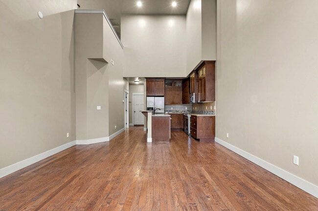 Building Photo - 923 S Lone Willow Ave