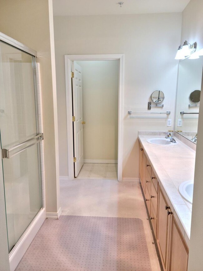 Building Photo - Spacious two bedroom condo!
