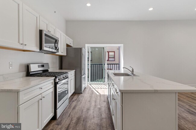 Building Photo - 980 N Marshall St