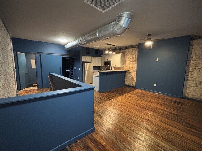 Building Photo - 127 Person St