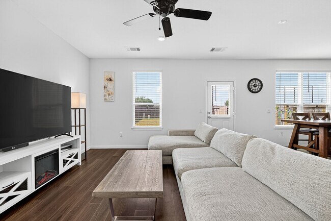 Building Photo - 17843 Plow Horse Ln