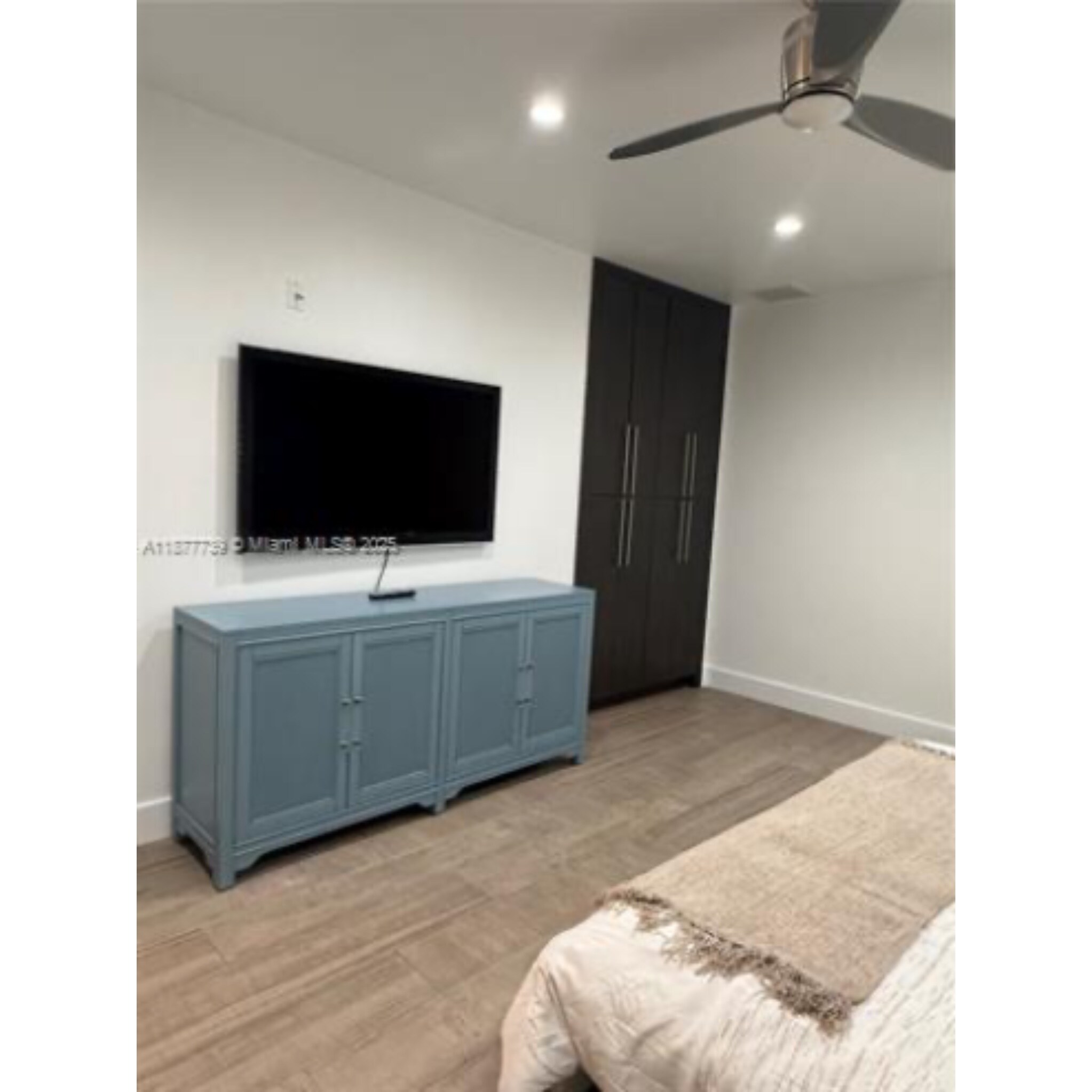 Building Photo - 3231 Salzedo St