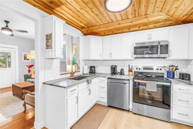 Building Photo - 748 11th Ave N