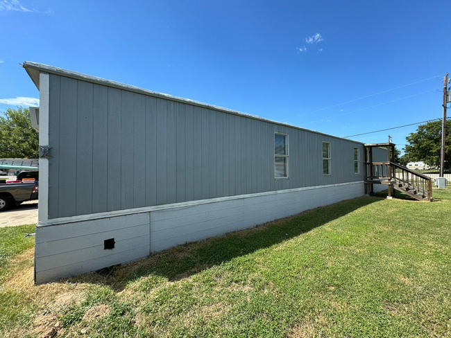 Building Photo - 135 Navasota Dr