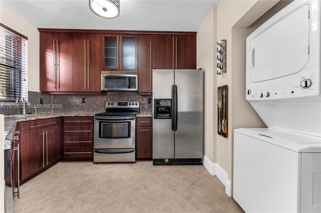 Building Photo - 15563 N Miami Lakeway