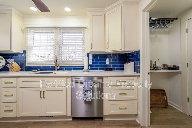 Building Photo - 395 Lake Dr