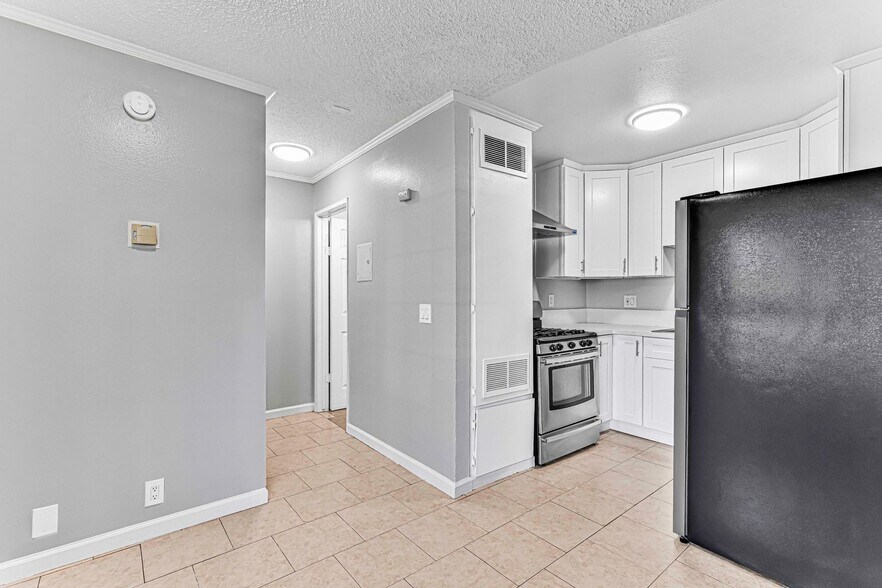 Building Photo - 1826 Cerritos Ave