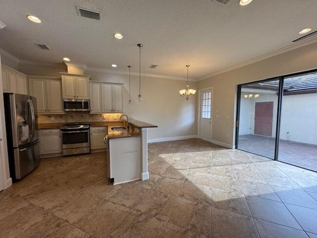 Building Photo - Newly renovated 4 Bedroom 3 1/2 Bathroom T...