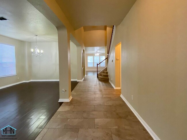 Building Photo - LARGE 4 bed/3.5 bath, with open floor plan...