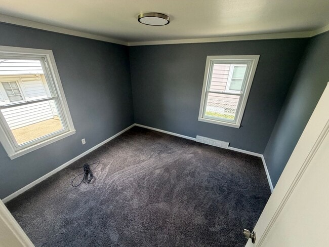 Building Photo - 3bd Bungalow w/basement