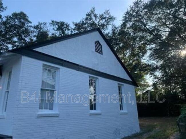 Building Photo - 1111 Henry Ave