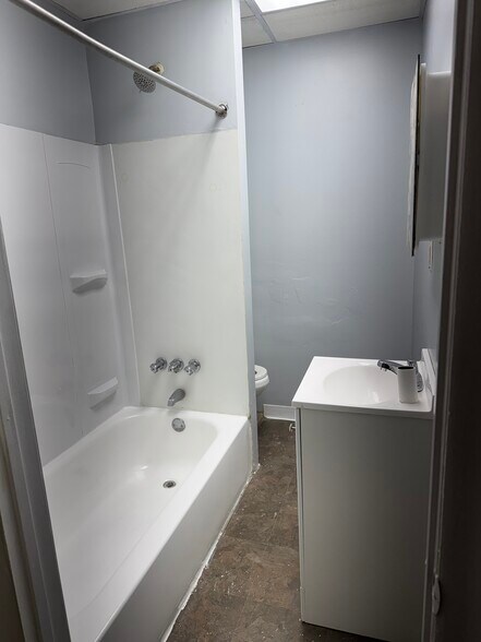 Building Photo - 559 N 63rd St