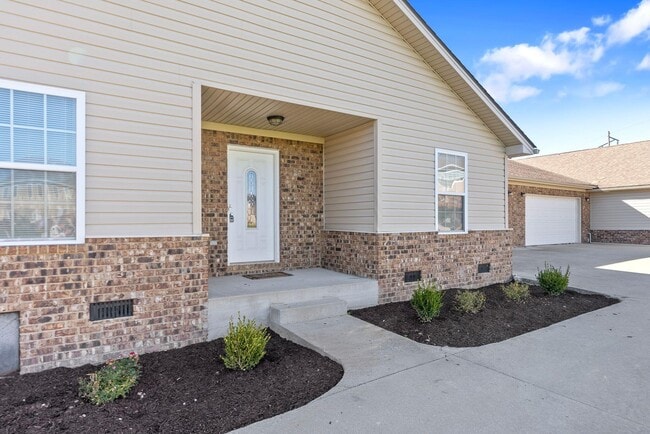 Building Photo - 579 Regency Cir