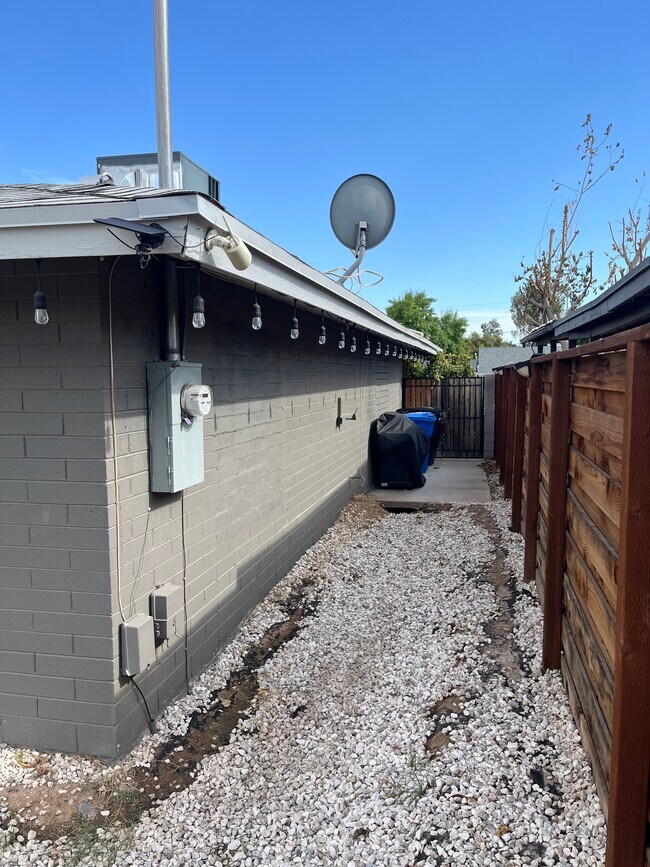 Building Photo - 1506 E Clarendon Ave