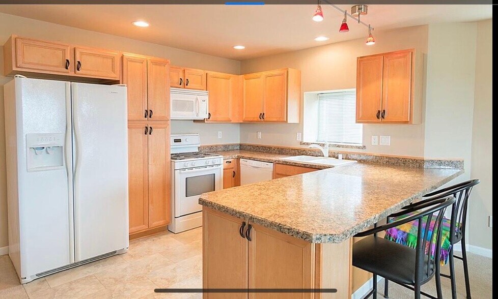 Kitchen - 823 E Lakeshore Dr