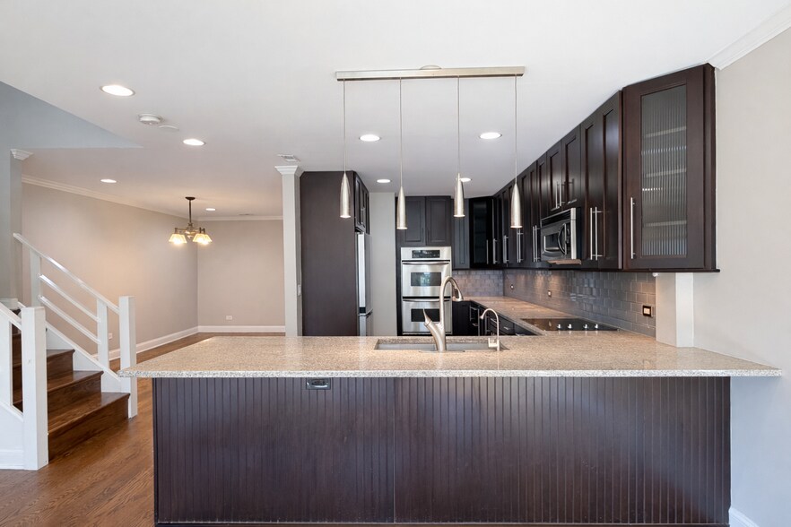 Building Photo - 805 W Wolfram St