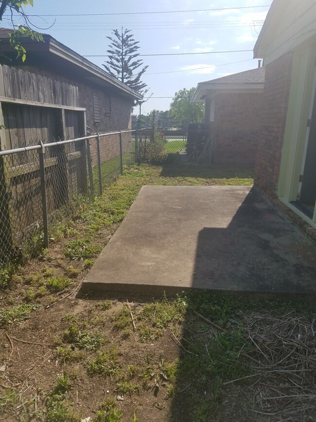 Building Photo - 2 bedroom 1 bath 43rd Ave. L - pet friendly