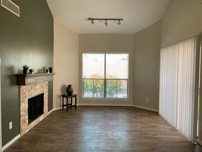 Building Photo - 10176 Oakberry St