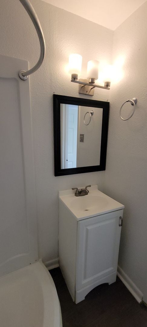 Building Photo - Amazing 4 bedroom/2 bath Two-story home wi...