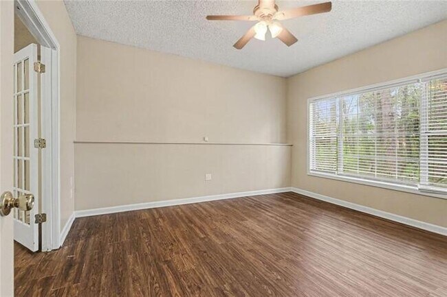 Building Photo - Beautiful, move-in ready split-level home in Hoschton