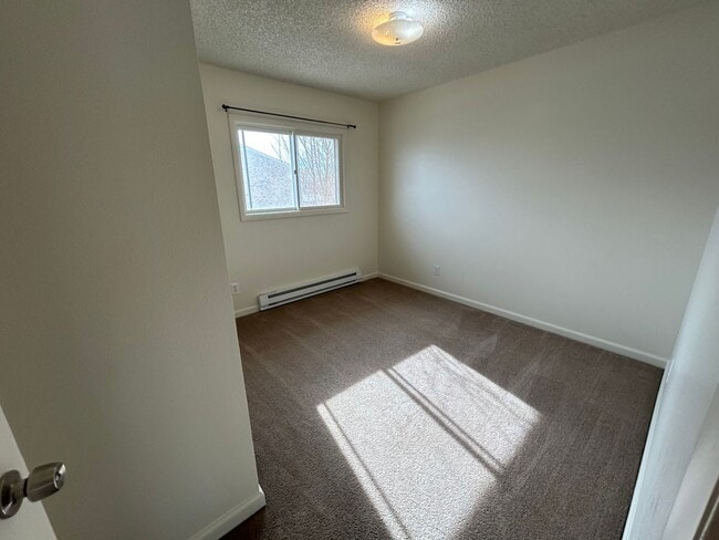 Building Photo - 3 Bed 1.5 Bath Townhome In Excellent Neighborhood