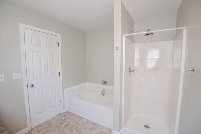 Building Photo - Pet Friendly Three Bedroom!