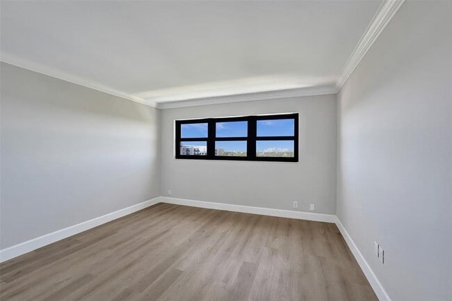 Building Photo - 3200 Port Royale Dr N