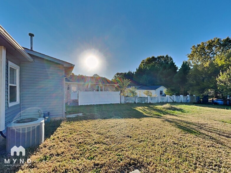 Building Photo - 2241 Thornfield Rd