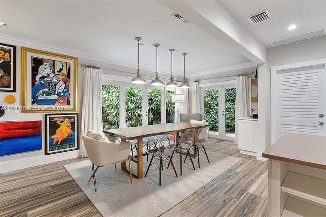 Building Photo - 700 Vilabella Ave