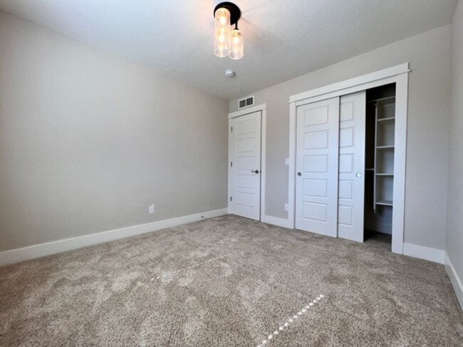 Building Photo - Beautiful Townhouse!