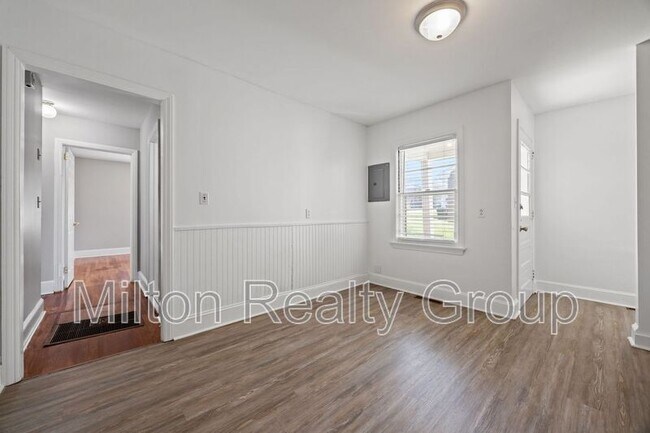 Building Photo - 1208 S 9th St