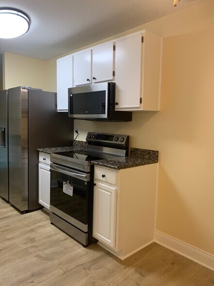 Building Photo - 1813 Hemlock Pl