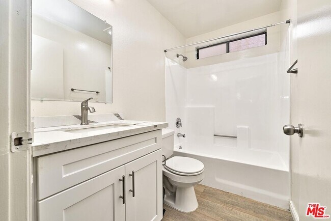 Building Photo - 326 S Manhattan Pl