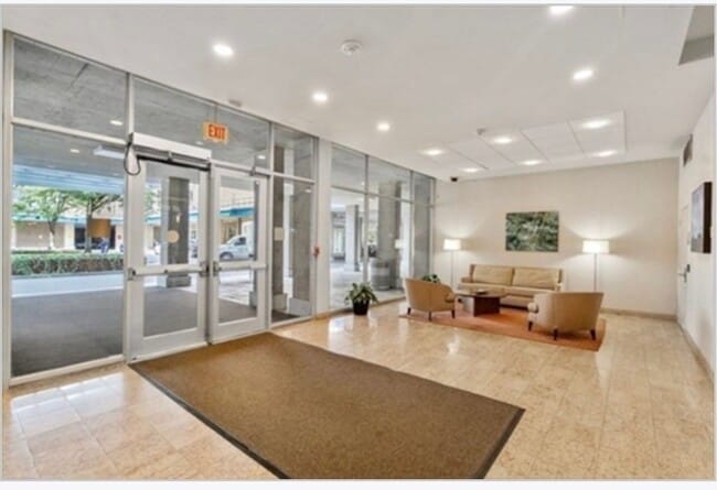 Building Photo - 77 Pond Ave