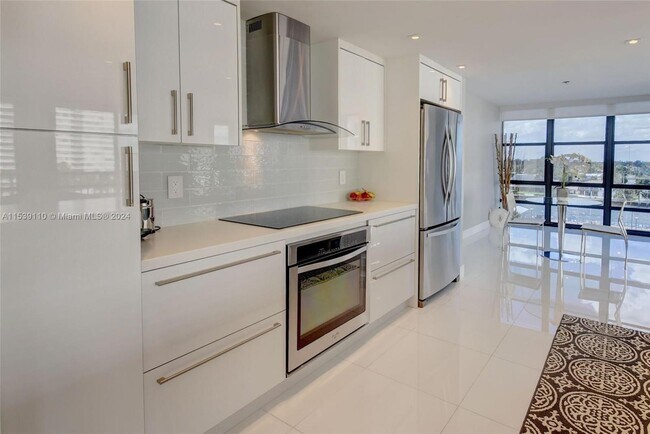 Building Photo - 2049 S Ocean Dr