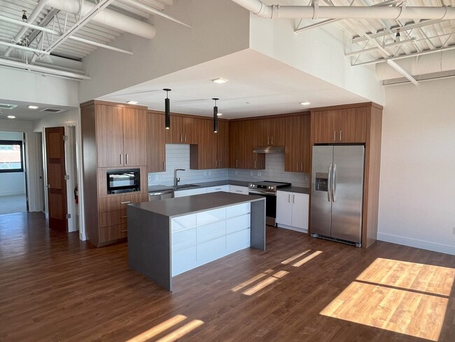 Building Photo - 2Bed/2Bath Luxury Loft Style Condo in Old ...