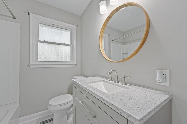 Building Photo - 1910 Hilldale Dr