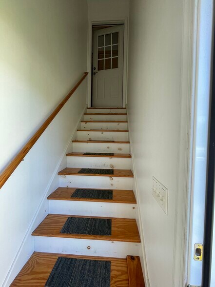 Second Floor Apt Over Garage - 106 Quail Run