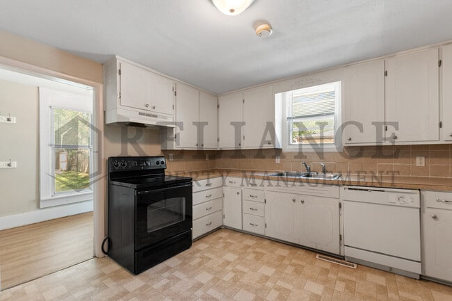 Building Photo - 1923 N Burns Ave