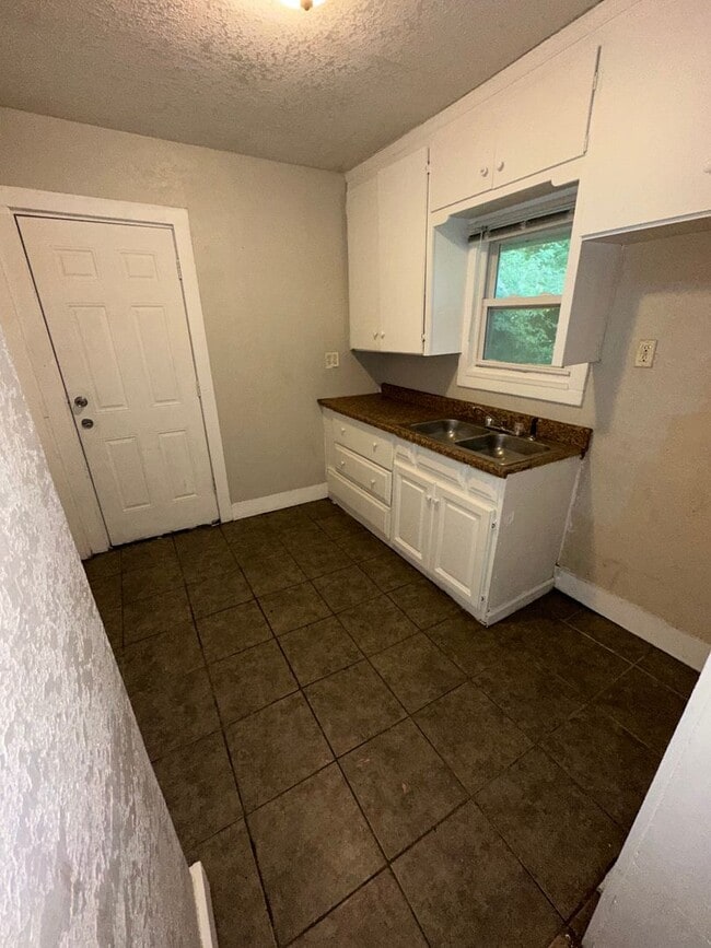 Building Photo - 2 Bedroom 1 Bath