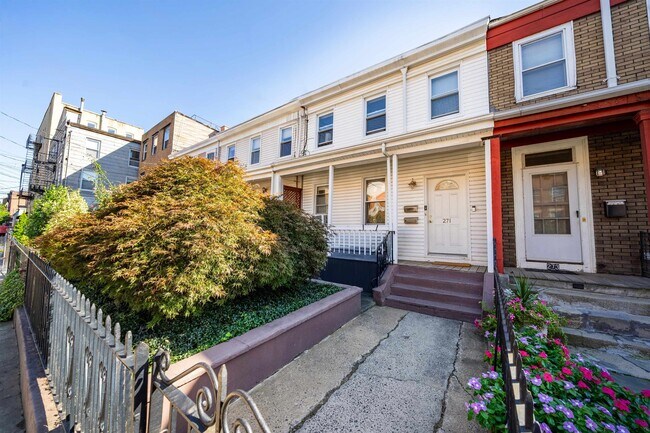 Building Photo - 271 3rd St