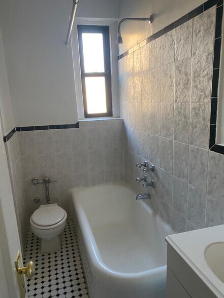 Primary Photo - 108 Thayer St
