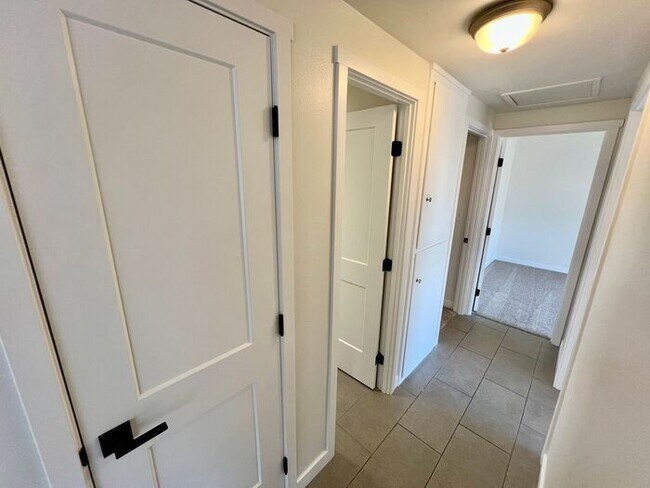 Building Photo - Charming 3-Bed, 2-Bath Home with Canyon Views & Attached Garage