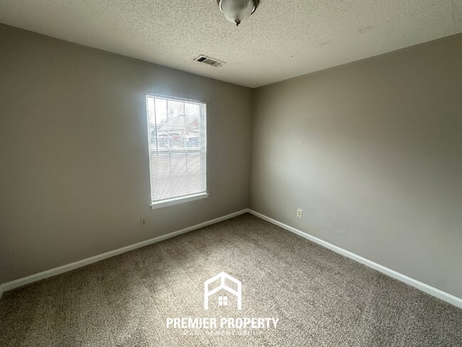 Building Photo - Charming 3BR/2BA Memphis Home with Vaulted Ceilings, Fireplace & Fenced Yard