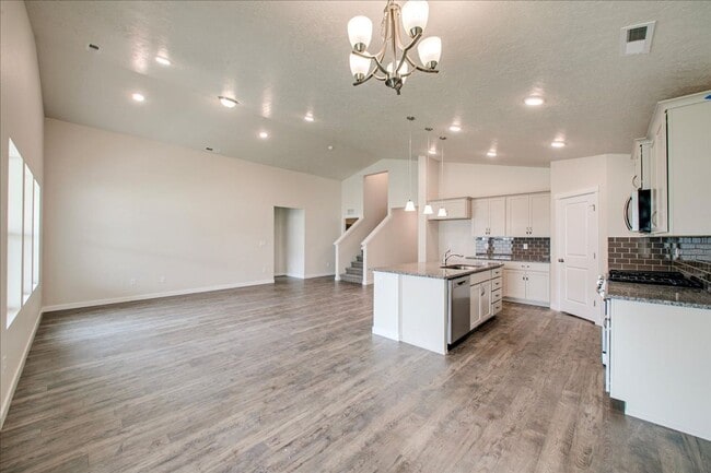 Building Photo - Beautiful 5 Bedroom Home in Nampa, Great L...