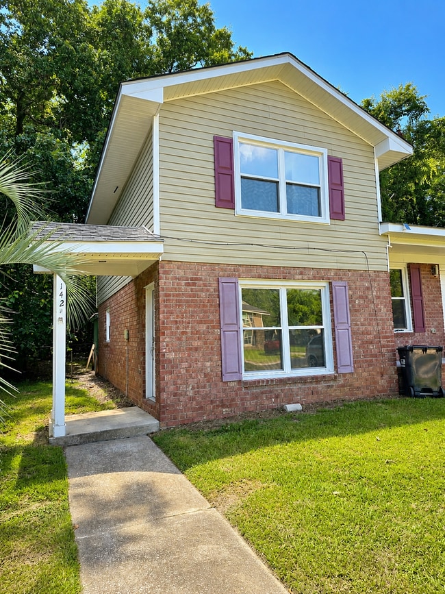 Building Photo - 142B