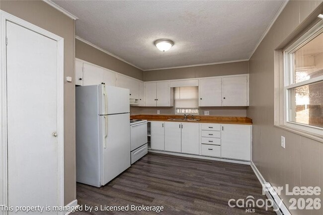 Building Photo - 213 Roslyn Rd