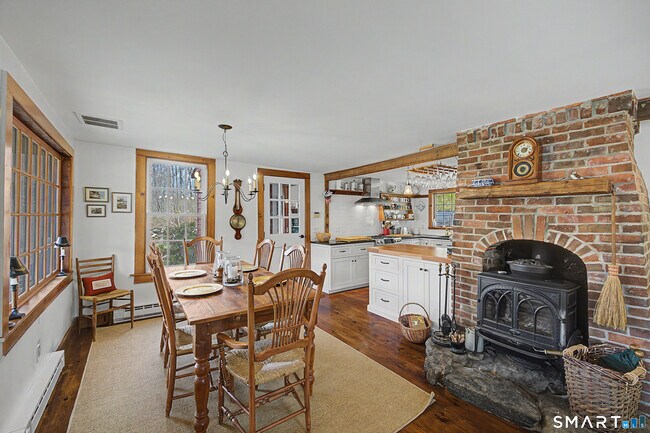 Building Photo - 75 Lake Lillinonah Rd N