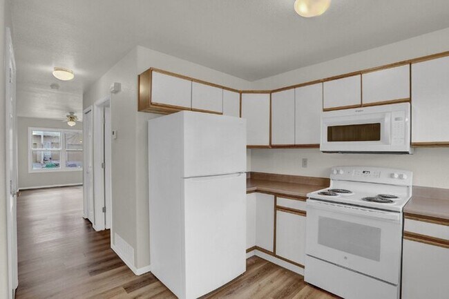 Building Photo - $1,000 Off First Full Month! Spacious 3-Be...