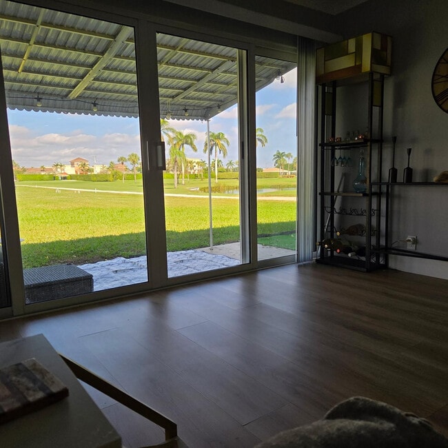 Building Photo - 300 SW Golfview Terrace